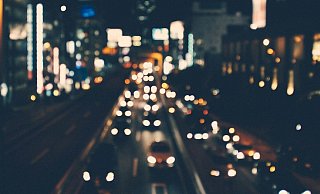 Der Mann riss sich die Oberkleidung vom Leid und machte sich dann über zwei Fahrzeuge an der Brunnenstraße her. - Symbolfoto: Pixabay Der Mann riss sich die Oberkleidung vom Leid und machte sich dann über zwei Fahrzeuge an der Brunnenstraße her. - Symbolfoto: Pixabay