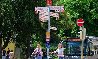 Barbara Choryan und Gabriele Weber (v.l.) an einem der neuen Knotenpunkte am Kesselbrink. - Kurt Ehmke Barbara Choryan und Gabriele Weber (v.l.) an einem der neuen Knotenpunkte am Kesselbrink. - Kurt Ehmke