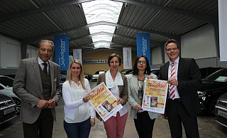 Frank Klaudies, Pauline Semke und Birgit Schnieder vom Autohaus Schnieder, Monika Schwidde, Leiterin der VHS und Peter Platz von der Sparkasse freuen sich auf die Besucher. - Jan-Henrik Gerdener Frank Klaudies, Pauline Semke und Birgit Schnieder vom Autohaus Schnieder, Monika Schwidde, Leiterin der VHS und Peter Platz von der Sparkasse freuen sich auf die Besucher. - Jan-Henrik Gerdener
