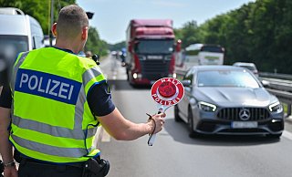Bei der Begrenzung der irregulären Migration setzt die Union auf Zurückweisungen an der Grenze. (Symbolbild) - Patrick Pleul/dpa Bei der Begrenzung der irregulären Migration setzt die Union auf Zurückweisungen an der Grenze. (Symbolbild) - Patrick Pleul/dpa