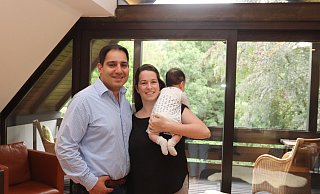 Borzoo Afshar mit Ehefrau Anna Maria und Sohn Karl-Kourosh im Wohnzimmer mit Blick auf den Garten. - Dirk Windmöller Borzoo Afshar mit Ehefrau Anna Maria und Sohn Karl-Kourosh im Wohnzimmer mit Blick auf den Garten. - Dirk Windmöller