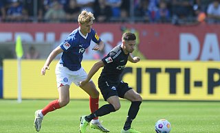 Tom Alexander Rothe (Kiel, l.) und Paderborns Marcel Hoffmeier im Duell um den Ball. - dpa Tom Alexander Rothe (Kiel, l.) und Paderborns Marcel Hoffmeier im Duell um den Ball. - dpa