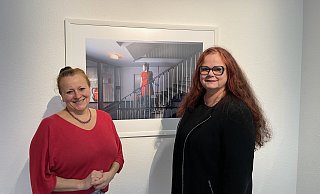 Alexandra Sucrow, Voristzenden des Kunstvereins Paderborn und Künstlerin Claudia Grünig. - Jule Prietzel Alexandra Sucrow, Voristzenden des Kunstvereins Paderborn und Künstlerin Claudia Grünig. - Jule Prietzel
