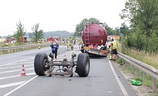 Dem Fahrer des Gefahrguttransports war es trotz der abgerissenen Achse noch gelungen sein Fahrzeug kontrolliert zu stoppen. - Polizei Höxter Dem Fahrer des Gefahrguttransports war es trotz der abgerissenen Achse noch gelungen sein Fahrzeug kontrolliert zu stoppen. - Polizei Höxter