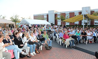 Die Besucher saßen beim Sommernachtskino dicht an dicht auf dem Mathildenplatz - hier ein Archivfoto. - Eric Pielsticker Die Besucher saßen beim Sommernachtskino dicht an dicht auf dem Mathildenplatz - hier ein Archivfoto. - Eric Pielsticker