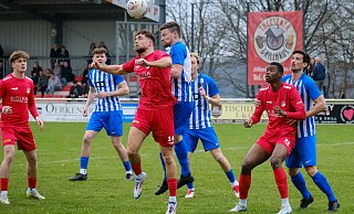 Die rotgekleideten Theesener Dominik Sander (v.l.), Iven Sielemann im Kopfballduell und Soufian Kaba verpassten gegen den FC Bad Oeynhausen einen Heimsieg. - Andreas Zobe Die rotgekleideten Theesener Dominik Sander (v.l.), Iven Sielemann im Kopfballduell und Soufian Kaba verpassten gegen den FC Bad Oeynhausen einen Heimsieg. - Andreas Zobe