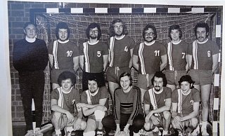 Lang, lang ist’s her: Die Mannschaft des CVJM Eidinghausen aus dem Jahr 1974. Ihr gehörten Kurt Kienapfel (hintere Reihe von links), Wolfgang Vette, Karl-Heinz Stühmeier, Ulli Berk, Bernhard Bieber, Walter Bernsmeier, Willi Krone sowie Gerd Krone (vordere Reihe von links), Dieter Pützfeld, Jürgen Kalwa, Friedhelm Krone und Günter Müller an. - Repro: Dirk Kröger Lang, lang ist’s her: Die Mannschaft des CVJM Eidinghausen aus dem Jahr 1974. Ihr gehörten Kurt Kienapfel (hintere Reihe von links), Wolfgang Vette, Karl-Heinz Stühmeier, Ulli Berk, Bernhard Bieber, Walter Bernsmeier, Willi Krone sowie Gerd Krone (vordere Reihe von links), Dieter Pützfeld, Jürgen Kalwa, Friedhelm Krone und Günter Müller an. - Repro: Dirk Kröger