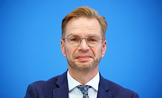 Holznagel forderte, die Zahl neuer Verbeamtungen auf ein Minimum und ausschließlich auf die hoheitlichen Kernbereiche zu beschränken – bei der Polizei, in der Finanzverwaltung und in der Justiz. (Archivbild) - Joerg Carstensen/dpa Holznagel forderte, die Zahl neuer Verbeamtungen auf ein Minimum und ausschließlich auf die hoheitlichen Kernbereiche zu beschränken – bei der Polizei, in der Finanzverwaltung und in der Justiz. (Archivbild) - Joerg Carstensen/dpa