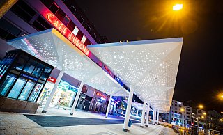 Sternenhimmel vor dem Cafe Europa - so wartet es sich ästhetisch anspruchsvoll auf den Bus. - Mike-Dennis Müller / www.mdm.photo Sternenhimmel vor dem Cafe Europa - so wartet es sich ästhetisch anspruchsvoll auf den Bus. - Mike-Dennis Müller / www.mdm.photo