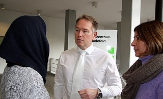 Wegen ihres entstellten Gesichts trägt das Opfer vom Jahnplatz einen Schal um den Kopf. Anwalt Carsten Ernst und Dilek Dogan-Alagöz von der psychosozialen Prozessbegleitung stehen ihr zur Seite. - Jens Reichenbach Wegen ihres entstellten Gesichts trägt das Opfer vom Jahnplatz einen Schal um den Kopf. Anwalt Carsten Ernst und Dilek Dogan-Alagöz von der psychosozialen Prozessbegleitung stehen ihr zur Seite. - Jens Reichenbach
