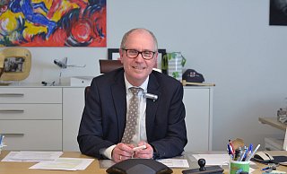 Seit 16 Jahren ist Manfred Müller Landrat des Kreises Paderborn. Am Donnerstag hat sich der 59-jährige Attelner dazu entschieden, seine erneute Kandidatur zurückzuziehen. Er gibt gesundheitliche Probleme als Gründe an. - Kreis Paderborn Seit 16 Jahren ist Manfred Müller Landrat des Kreises Paderborn. Am Donnerstag hat sich der 59-jährige Attelner dazu entschieden, seine erneute Kandidatur zurückzuziehen. Er gibt gesundheitliche Probleme als Gründe an. - Kreis Paderborn