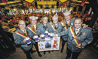 Auf das „Rathaus Of Michael" stoßen an Königsträßer-Hauptmann Andreas Kneer (v.l.) und die wackeren Gallier Majestetix Ralf Brinkmann), Julius Cäsar (Michael Dreier), Asterix (Thomas Spieker), Obelix (Bernd Zengerling) und Troubadix ( Christian Nolden). - Besim Mazhiqi Auf das „Rathaus Of Michael" stoßen an Königsträßer-Hauptmann Andreas Kneer (v.l.) und die wackeren Gallier Majestetix Ralf Brinkmann), Julius Cäsar (Michael Dreier), Asterix (Thomas Spieker), Obelix (Bernd Zengerling) und Troubadix ( Christian Nolden). - Besim Mazhiqi