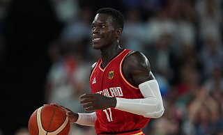 Dennis Schröder hat sich für gleiche Prämien für Männer und Frauen eingesetzt. - Marcus Brandt/dpa Dennis Schröder hat sich für gleiche Prämien für Männer und Frauen eingesetzt. - Marcus Brandt/dpa