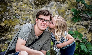 Felix Boche (27) verbringt aktuell viel Zeit mit Tochter Mila (5) in der Natur. Die Vatertags-Wanderung fällt aus. - privat Felix Boche (27) verbringt aktuell viel Zeit mit Tochter Mila (5) in der Natur. Die Vatertags-Wanderung fällt aus. - privat
