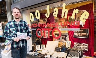 Aus Anlass des einjundertjährigen Bestehens der Buchhandlung Otto hat Inhaber Wolf-Dieter Otto ein besonderes Jubiläumsschaufenster gestaltet. - Ralf Bittner Aus Anlass des einjundertjährigen Bestehens der Buchhandlung Otto hat Inhaber Wolf-Dieter Otto ein besonderes Jubiläumsschaufenster gestaltet. - Ralf Bittner