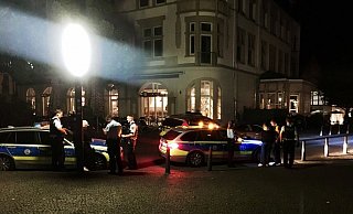Erst provoziert nur einer - dann schlagen 15 Jugendliche das Pärchen zusammen. - Jens Reichenbach (Archiv) Erst provoziert nur einer - dann schlagen 15 Jugendliche das Pärchen zusammen. - Jens Reichenbach (Archiv)