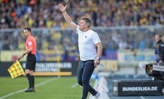 Trainer Lukas Kwasniok gibt sich mit seinem SC Paderborn noch lange nicht im Aufstiegskampf geschlagen. - picture alliance / Foto Huebner Trainer Lukas Kwasniok gibt sich mit seinem SC Paderborn noch lange nicht im Aufstiegskampf geschlagen. - picture alliance / Foto Huebner