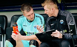 Nico Burchert (r.) musste sich zuletzt auf sitzende Tätigkeiten beschränken. Hier bespricht er sich beim Heimspiel gegen Karlsruhe mit Stammkeeper Pelle Boevink. Nun steht Paderborns Torwarttrainer wieder auf dem Trainingsplatz. - Besim Mazhiqi Nico Burchert (r.) musste sich zuletzt auf sitzende Tätigkeiten beschränken. Hier bespricht er sich beim Heimspiel gegen Karlsruhe mit Stammkeeper Pelle Boevink. Nun steht Paderborns Torwarttrainer wieder auf dem Trainingsplatz. - Besim Mazhiqi