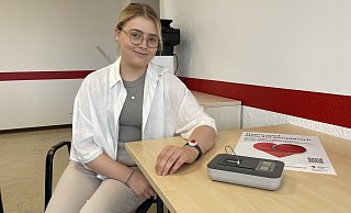 Ein Armband mit Notruf-Knopf und eine Basisstation: Franziska Fronzeck vom DRK Herford-Land demonstriert das neue Angebot des Kreisverbandes. - Shannon-Lee Bendig Ein Armband mit Notruf-Knopf und eine Basisstation: Franziska Fronzeck vom DRK Herford-Land demonstriert das neue Angebot des Kreisverbandes. - Shannon-Lee Bendig