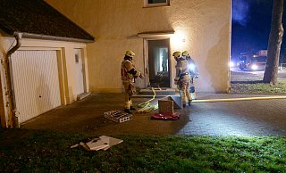 Einsatzkräfte der Feuerwehr Paderborn löschen Reste des Türblattes ab, das auf den Herd gelegt worden war. - Ralph Meyer Einsatzkräfte der Feuerwehr Paderborn löschen Reste des Türblattes ab, das auf den Herd gelegt worden war. - Ralph Meyer