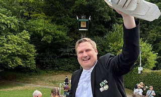 Christoph Neesen lässt sich als König in Büren feiern. - Johannes Büttner Christoph Neesen lässt sich als König in Büren feiern. - Johannes Büttner