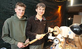 Johann (15) und Leander (17) drechselten schöne Dinge aus Holz, die es auf dem Adventsmarkt zu kaufen gab. - Johannes Büttner Johann (15) und Leander (17) drechselten schöne Dinge aus Holz, die es auf dem Adventsmarkt zu kaufen gab. - Johannes Büttner