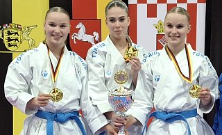 Annika (l.) und Natalie Jürgensmann (r.) wurden im Kata Team mit Julie Stevens Deutscher Meister. - KC Sennestadt Annika (l.) und Natalie Jürgensmann (r.) wurden im Kata Team mit Julie Stevens Deutscher Meister. - KC Sennestadt