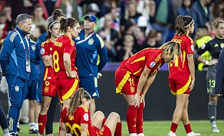 Spaniens Topspielerin Bonmati (Spielerin ganz links) konnte sich nach dem verlorenen EM-Finale mit einem persönlichen Preis trösten - Michael Buholzer/KEYSTONE/dpa Spaniens Topspielerin Bonmati (Spielerin ganz links) konnte sich nach dem verlorenen EM-Finale mit einem persönlichen Preis trösten - Michael Buholzer/KEYSTONE/dpa
