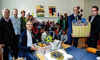 Übergabe: Jens-Peter Cordes (v. l.), Herbert Everding, Michael Liebing, Karin Siebert, Josefine Vegh, Jasmin Hess, Ludina und Luca Ilir, Ingo Nürnberger und Volker Gravemeier verteilen die vielen selbst organisierten Spenden für die Spielgruppe an der Eisenbahnstraße. - Foto: Muriel Pluschke Übergabe: Jens-Peter Cordes (v. l.), Herbert Everding, Michael Liebing, Karin Siebert, Josefine Vegh, Jasmin Hess, Ludina und Luca Ilir, Ingo Nürnberger und Volker Gravemeier verteilen die vielen selbst organisierten Spenden für die Spielgruppe an der Eisenbahnstraße. - Foto: Muriel Pluschke