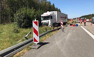 Rund 100.000 Euro Sachschaden sind bei dem Unfall am Dienstagmittag auf der A 44 entstanden, als ein Sattelszug auf den Seitenstreifen auf eine mobile Baustellen-Absperrung fuhr. - Feuerwehr Warburg Rund 100.000 Euro Sachschaden sind bei dem Unfall am Dienstagmittag auf der A 44 entstanden, als ein Sattelszug auf den Seitenstreifen auf eine mobile Baustellen-Absperrung fuhr. - Feuerwehr Warburg