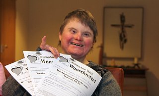 Freut sich riesig: Ester Wieneke, Bewohnerin des Ludwig-Schloemann-Hauses in Höxter, hat auch einen der Wunschzettel ausgefüllt. Sie freut sich schon auf Weihnachten. - David Schellenberg Freut sich riesig: Ester Wieneke, Bewohnerin des Ludwig-Schloemann-Hauses in Höxter, hat auch einen der Wunschzettel ausgefüllt. Sie freut sich schon auf Weihnachten. - David Schellenberg