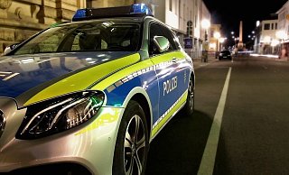 Die Polizei sucht nach dem Fahrer eines Renault. - Symbolbild: Pixabay Die Polizei sucht nach dem Fahrer eines Renault. - Symbolbild: Pixabay