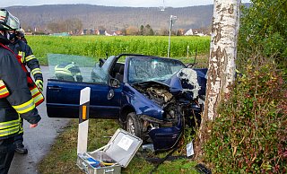 Der Mann war gegen einen Baum gefahren. - Feuerwehr Porta/Michael Horst Der Mann war gegen einen Baum gefahren. - Feuerwehr Porta/Michael Horst