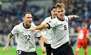 Joshua Kimmich feiert seinen ersten Doppelpack im Nationaltrikot mit einem «Schraubenzieher-Jubel», wie er hinterher erklärte. - Uwe Anspach/dpa Joshua Kimmich feiert seinen ersten Doppelpack im Nationaltrikot mit einem «Schraubenzieher-Jubel», wie er hinterher erklärte. - Uwe Anspach/dpa