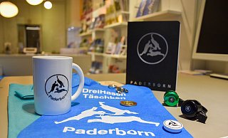 Das geschützte Drei-Hasen-Motiv findet sich auf vielen Souvenirs, die in der Tourist-Information in Paderborn erhältlich. - Sara Mattana Das geschützte Drei-Hasen-Motiv findet sich auf vielen Souvenirs, die in der Tourist-Information in Paderborn erhältlich. - Sara Mattana