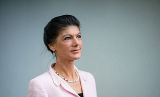 Sahra Wagenknecht freut sich über den bisherigen Erfolg ihrer Partei. - Oliver Dietze/dpa Sahra Wagenknecht freut sich über den bisherigen Erfolg ihrer Partei. - Oliver Dietze/dpa