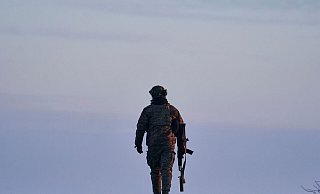 Ein ukrainischer Soldat geht zu seiner Position an der Frontlinie in der Nähe von Bachmut. Die Stadt ist heftig umkämpft. - Libkos/AP/dpa Ein ukrainischer Soldat geht zu seiner Position an der Frontlinie in der Nähe von Bachmut. Die Stadt ist heftig umkämpft. - Libkos/AP/dpa