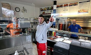 Manche Imbissbetreiber lassen sich von dahergelaufenen Räubern nicht beeindrucken. - Wolfgang Rudolf Manche Imbissbetreiber lassen sich von dahergelaufenen Räubern nicht beeindrucken. - Wolfgang Rudolf