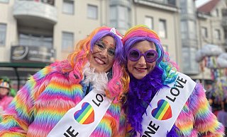 Um 11.11 Uhr zog der Altweiber-Zug in Stukenbrock los, um 15.11 Uhr folgten die Mädels in Rietberg. - Lena Vanessa Niewald Um 11.11 Uhr zog der Altweiber-Zug in Stukenbrock los, um 15.11 Uhr folgten die Mädels in Rietberg. - Lena Vanessa Niewald