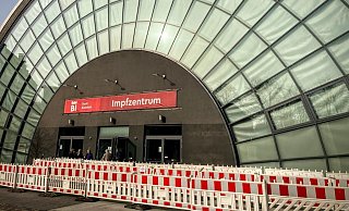 Im Bielefelder Impfzentrum werden ab Samstag, 20. März, wieder Impfungen mit dem Vakzin von Astrazeneca gegeben. - Jens Reichenbach Im Bielefelder Impfzentrum werden ab Samstag, 20. März, wieder Impfungen mit dem Vakzin von Astrazeneca gegeben. - Jens Reichenbach