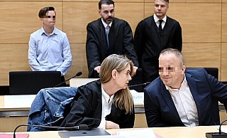 Die Schwester (hinten, l.) des getöteten Ex-Boxers soll aus dem Auto heraus auf den Bruder des Mörders ihres Bruders geschossen haben. Ihre Verteidiger hegen daran Zweifel. - Barbara Franke Die Schwester (hinten, l.) des getöteten Ex-Boxers soll aus dem Auto heraus auf den Bruder des Mörders ihres Bruders geschossen haben. Ihre Verteidiger hegen daran Zweifel. - Barbara Franke