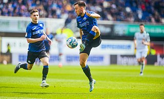 SCP-Mittelfeldspieler Julian Justvan, der hier den Ball annimmt, wurde den hohen Erwartungen in der Hinrunde gerecht. Teamkollege Florent Muslija (hinten l.) büßte derweil an Torgefahr ein. - Besim Mazhiqi SCP-Mittelfeldspieler Julian Justvan, der hier den Ball annimmt, wurde den hohen Erwartungen in der Hinrunde gerecht. Teamkollege Florent Muslija (hinten l.) büßte derweil an Torgefahr ein. - Besim Mazhiqi