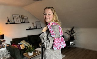 Yvonne Panofen ist eine Freundin von Mode-Accessoires und bunten Farben. - Tobias Barrelmeyer Yvonne Panofen ist eine Freundin von Mode-Accessoires und bunten Farben. - Tobias Barrelmeyer