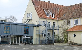 Das alte Realschulgebäude wird derzeit leer geräumt und entkernt. Dann können die Abrissbagger anrollen. - Heike von Schulz Das alte Realschulgebäude wird derzeit leer geräumt und entkernt. Dann können die Abrissbagger anrollen. - Heike von Schulz