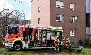 Brandgefahr gebannt: Feuerwehrleute nahmen in einer Erdgeschoss eine rauchende Pfanne vom Herd und stellten die Reste des Mittagsessens vor das Haus. - Ralph Meyer Brandgefahr gebannt: Feuerwehrleute nahmen in einer Erdgeschoss eine rauchende Pfanne vom Herd und stellten die Reste des Mittagsessens vor das Haus. - Ralph Meyer