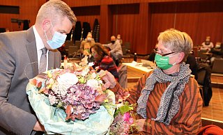 Blumen für die dritte stellvertretende Bürgermeisterin: Dirk Becker gratuliert Ulrike Meusel (Grüne) zu ihrer Wahl. - Knut Dinter Blumen für die dritte stellvertretende Bürgermeisterin: Dirk Becker gratuliert Ulrike Meusel (Grüne) zu ihrer Wahl. - Knut Dinter