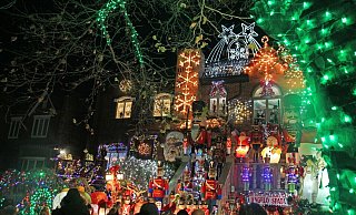 Besucher bestaunen das weihnachtlich dekorierte Haus von Lucy Spata im New Yorker Stadtviertel Dyker Heights. - Christina Horsten/dpa Besucher bestaunen das weihnachtlich dekorierte Haus von Lucy Spata im New Yorker Stadtviertel Dyker Heights. - Christina Horsten/dpa