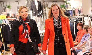 Die Models Sandra Disse (v. l.) und Christiane Bicker präsentieren die Farbe der Liebe, die auch im Herbst ihre Berechtigung hat. - Alexander Graßhoff Die Models Sandra Disse (v. l.) und Christiane Bicker präsentieren die Farbe der Liebe, die auch im Herbst ihre Berechtigung hat. - Alexander Graßhoff