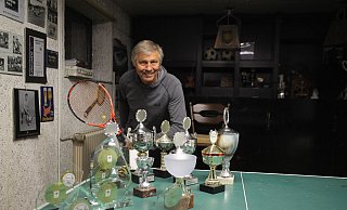 Als Fußballer und Tennisspieler erfolgreich: Dieter Pries hat in seiner langen Sportkarriere einige Pokale gesammelt, die er in seinem Keller aufbewahrt. - Björn Kenter Als Fußballer und Tennisspieler erfolgreich: Dieter Pries hat in seiner langen Sportkarriere einige Pokale gesammelt, die er in seinem Keller aufbewahrt. - Björn Kenter
