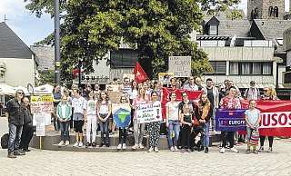 Fordern ein Umdenken: Die Teilnehmer der Fridays-for-Future-Demo in Höxter. - Pia Wennrich Fordern ein Umdenken: Die Teilnehmer der Fridays-for-Future-Demo in Höxter. - Pia Wennrich